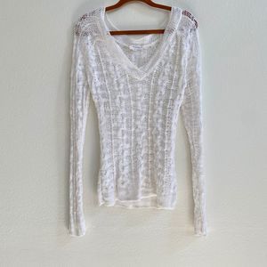BCBG White Cable Knit V Neck Sweater Long Sleeve in Womens size Medium